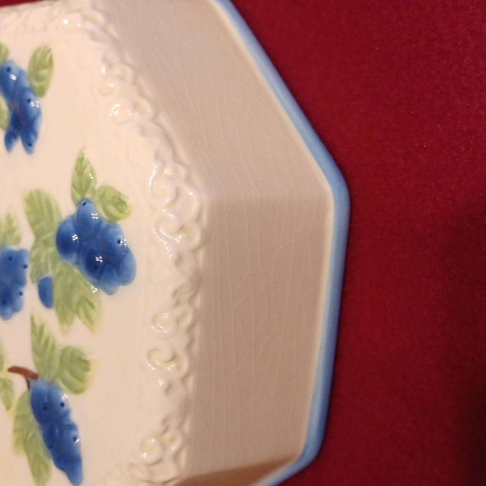 Vintage ceramic wall hanging with blueberries and leaves - Picture 2 of 5